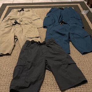 5 Wrangler Boys shorts 10/12
2 blue, 2 khaki, 1 grey
4tybwkh, 4tybwdh, 4tybwdt